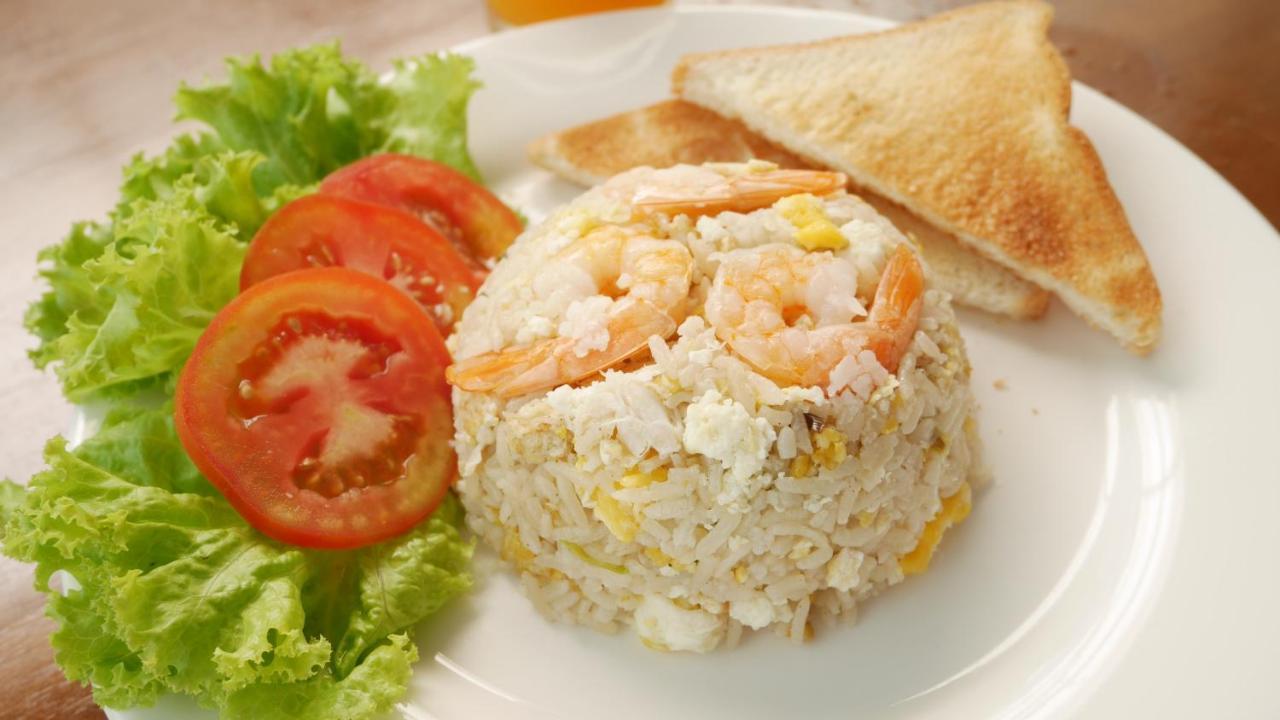 Hotel October 푸껫 외부 사진