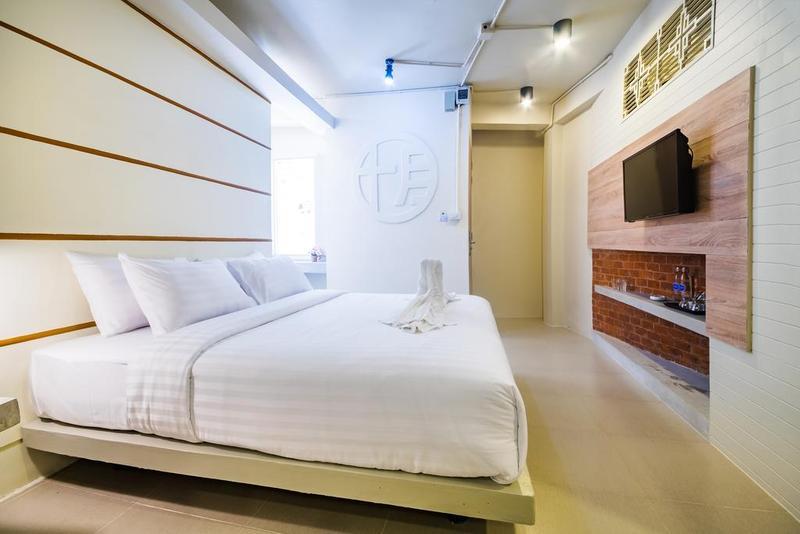 Hotel October 푸껫 외부 사진