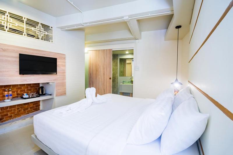 Hotel October 푸껫 외부 사진