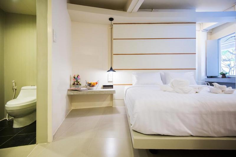 Hotel October 푸껫 외부 사진