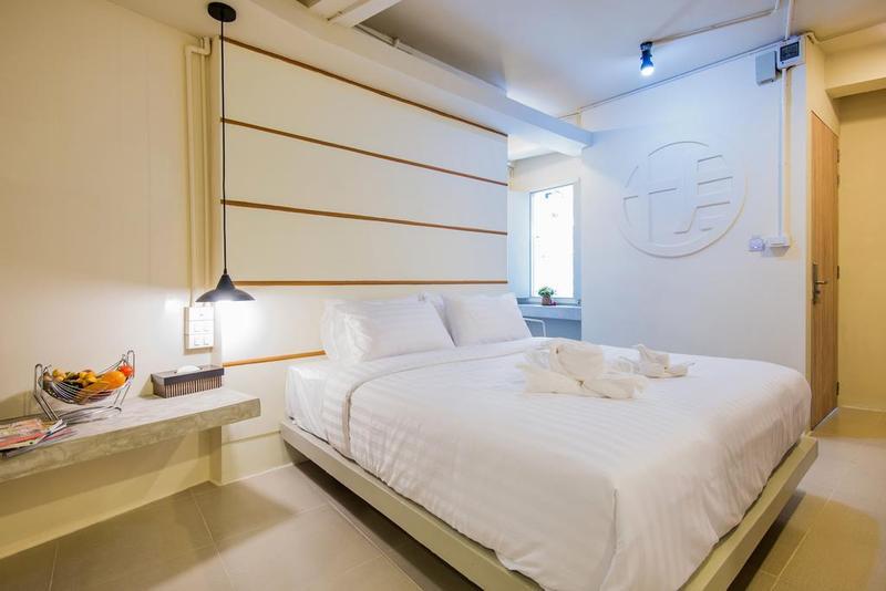 Hotel October 푸껫 외부 사진