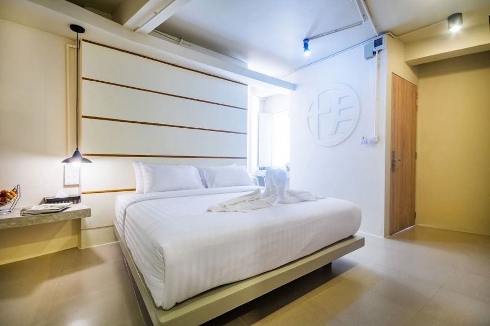 Hotel October 푸껫 외부 사진