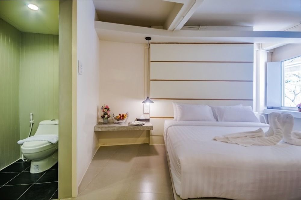 Hotel October 푸껫 외부 사진