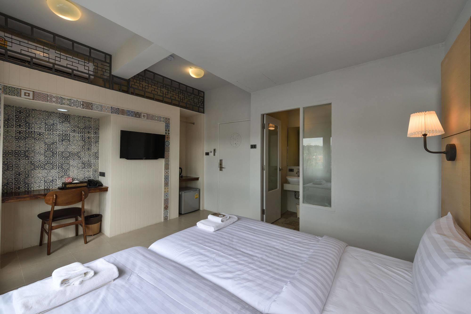 Hotel October 푸껫 외부 사진