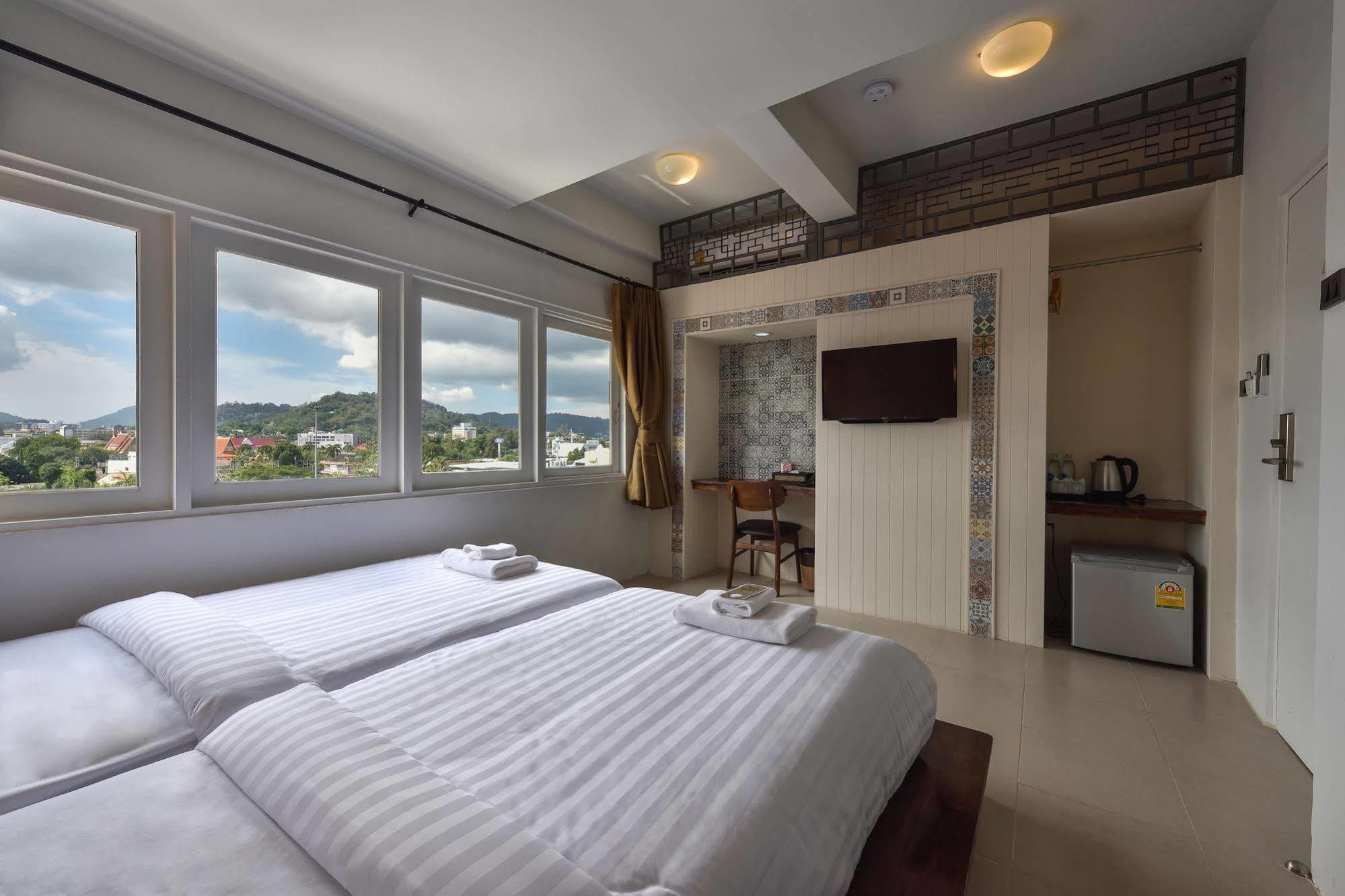 Hotel October 푸껫 외부 사진