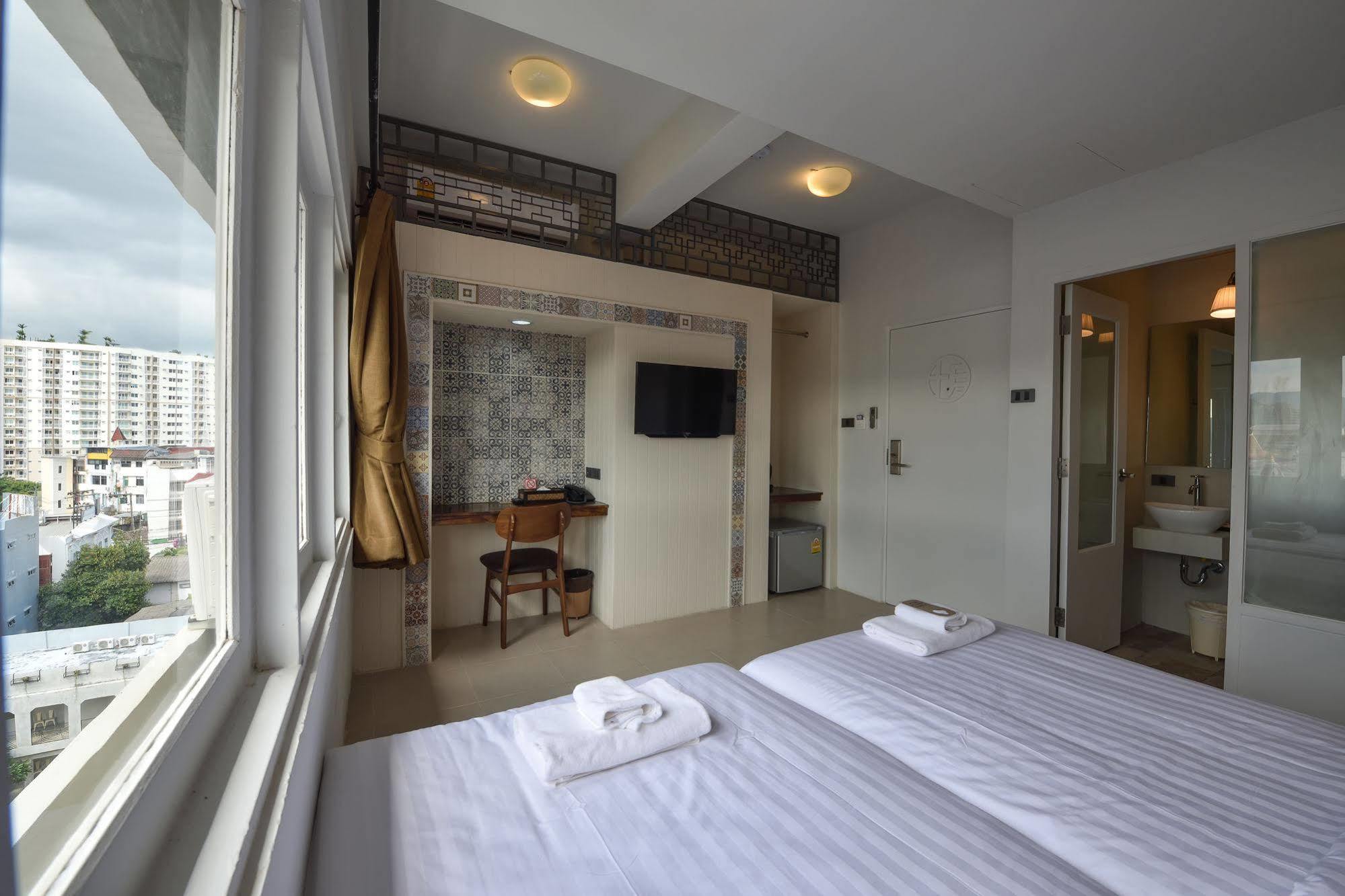 Hotel October 푸껫 외부 사진