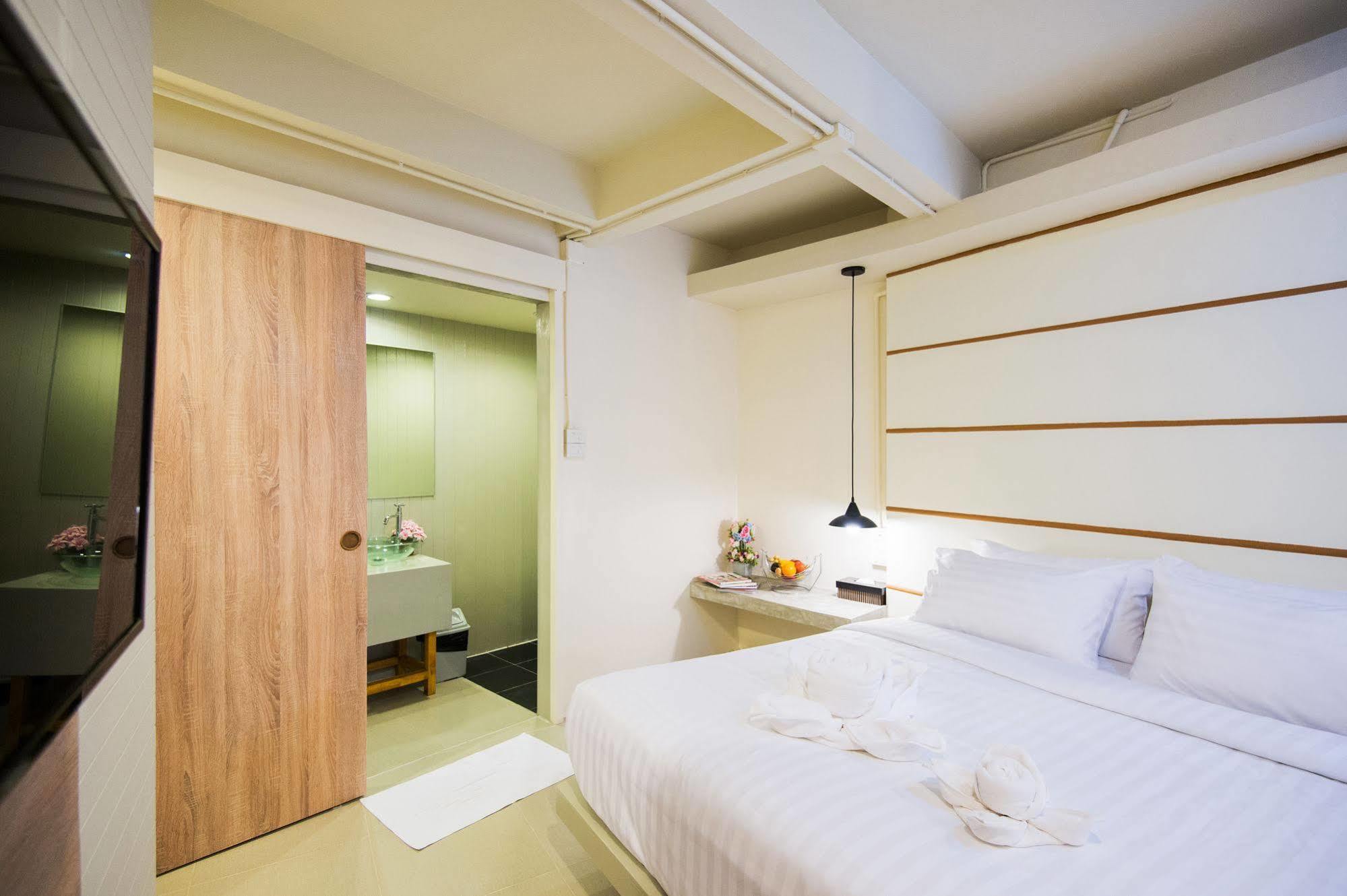 Hotel October 푸껫 외부 사진
