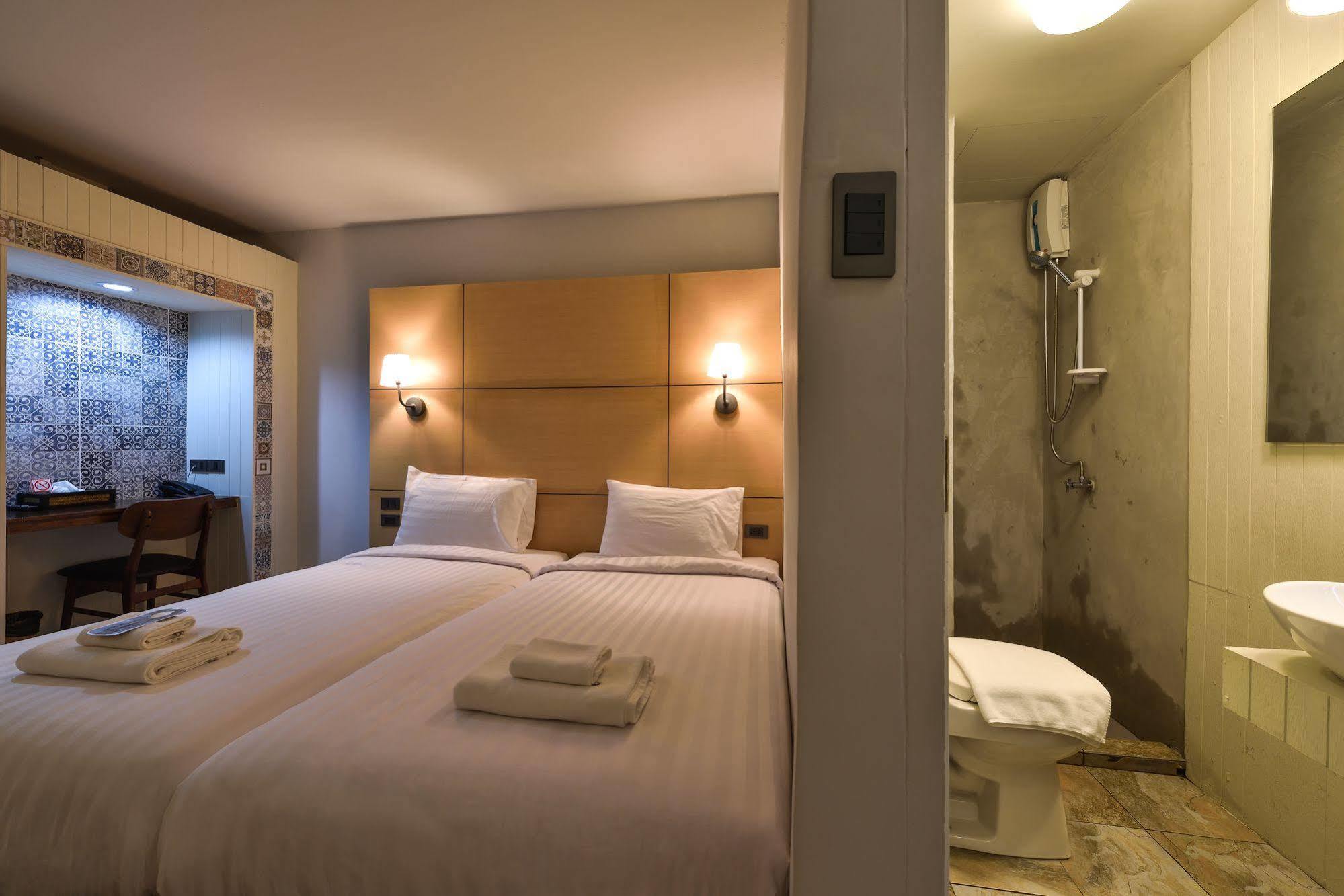 Hotel October 푸껫 외부 사진