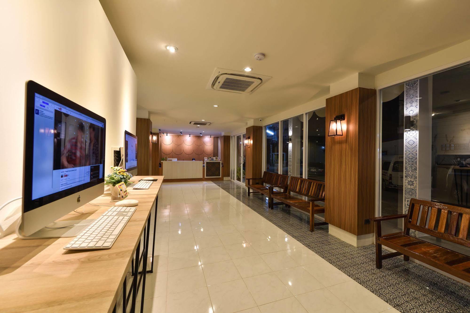 Hotel October 푸껫 외부 사진