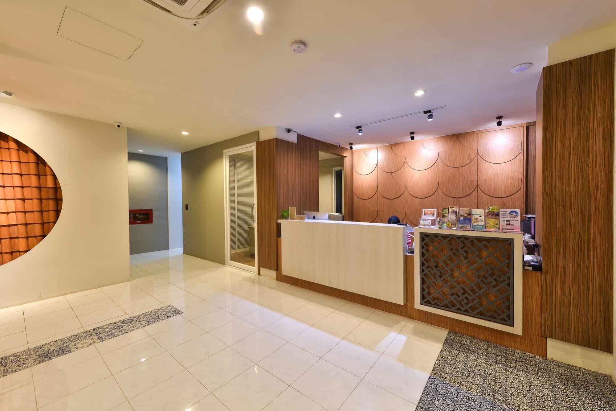 Hotel October 푸껫 외부 사진