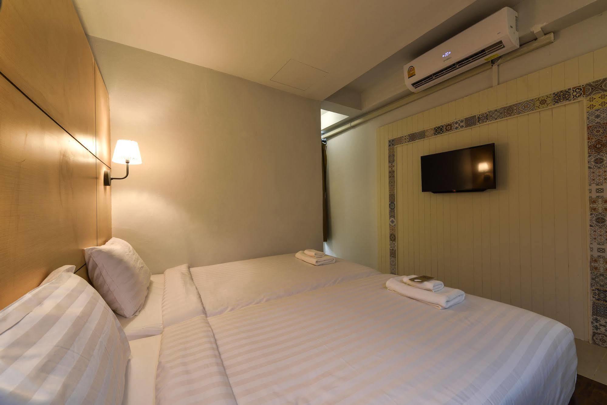 Hotel October 푸껫 외부 사진