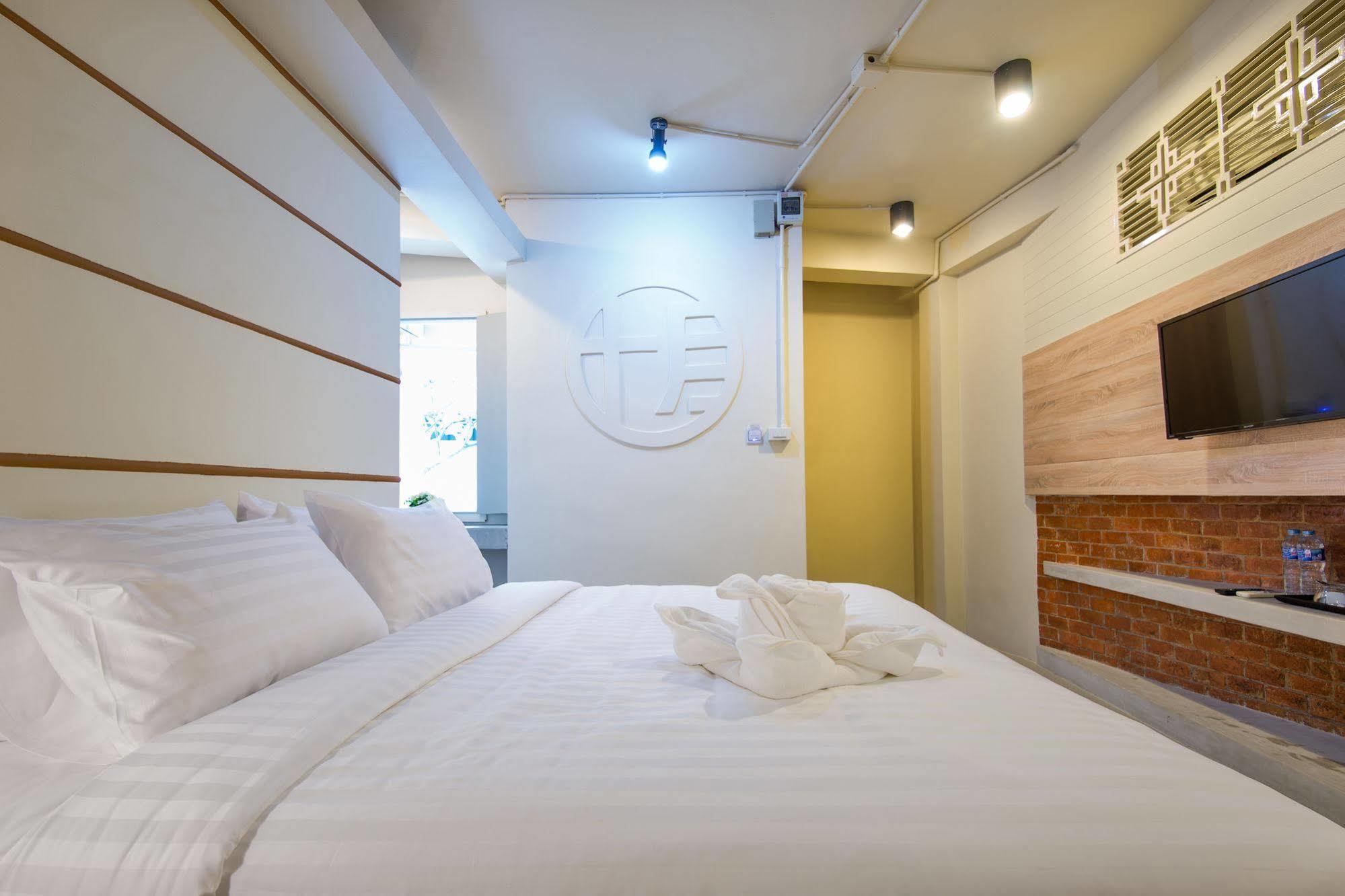 Hotel October 푸껫 외부 사진