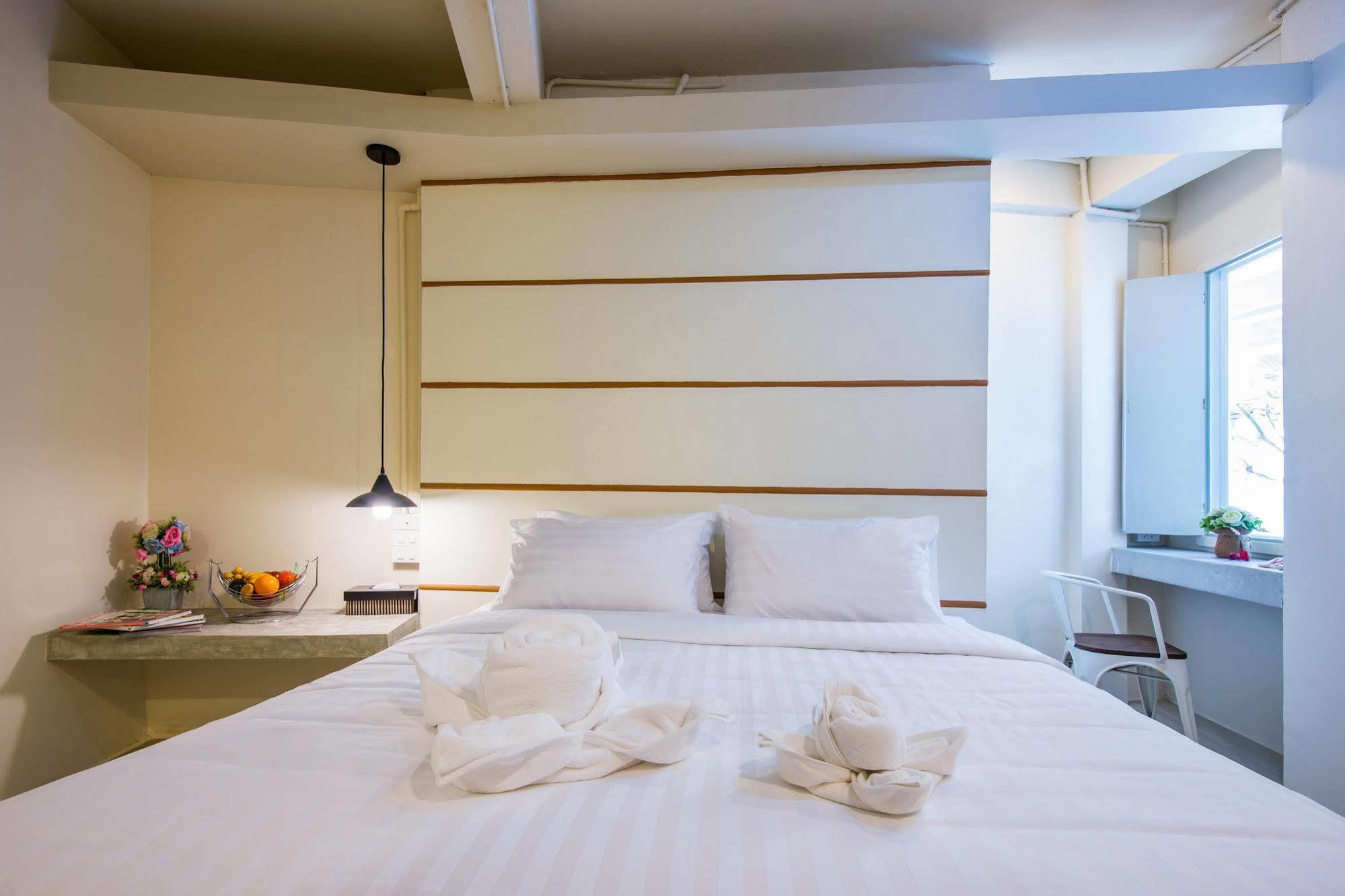 Hotel October 푸껫 외부 사진