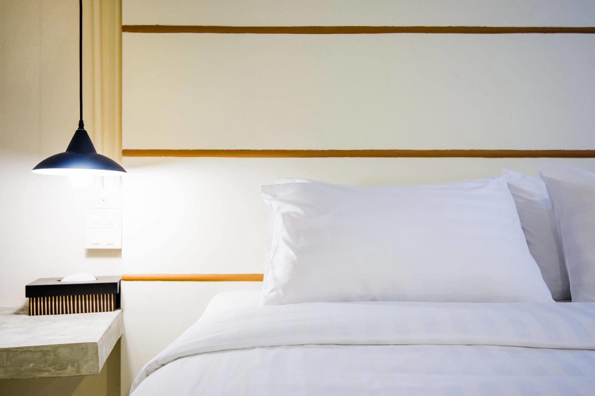 Hotel October 푸껫 외부 사진