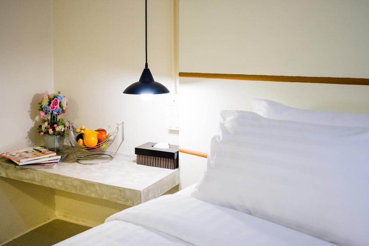 Hotel October 푸껫 외부 사진