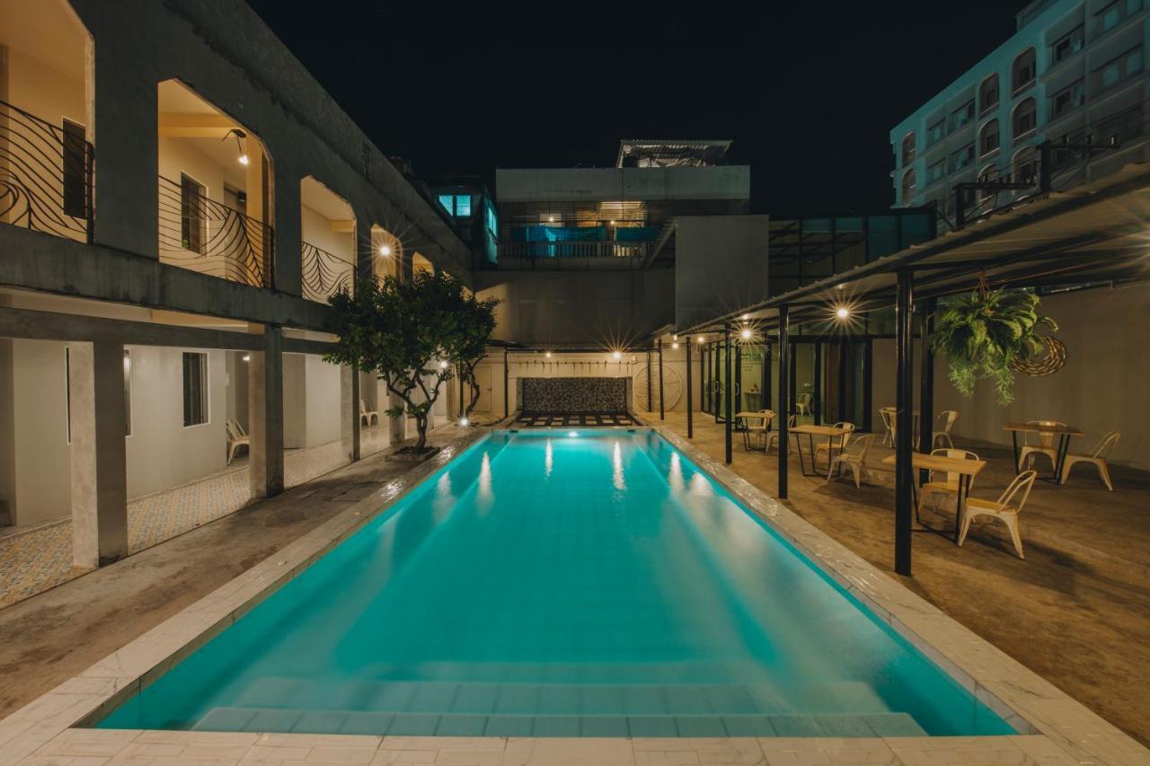 Hotel October 푸껫 외부 사진